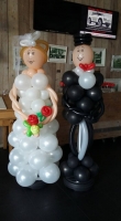 bruid en bruidegom in ballonnen