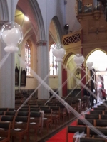 ballondecoratie in kerk