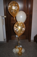 tafelstuk met 3 ballonnen 50 jr getr  (2bedrukte en 1 onbedrukte ) aan afgewerkt ballonvoetje
