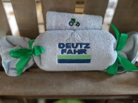tractor logo's geboruduurd op handdoek met washandje