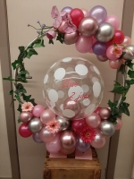 hoepel met bubbel ballon met tekst naar keuze en zijde bloemen