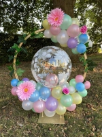 hoepel met bubbel ballon met tekst naar keuze en zijde bloemen