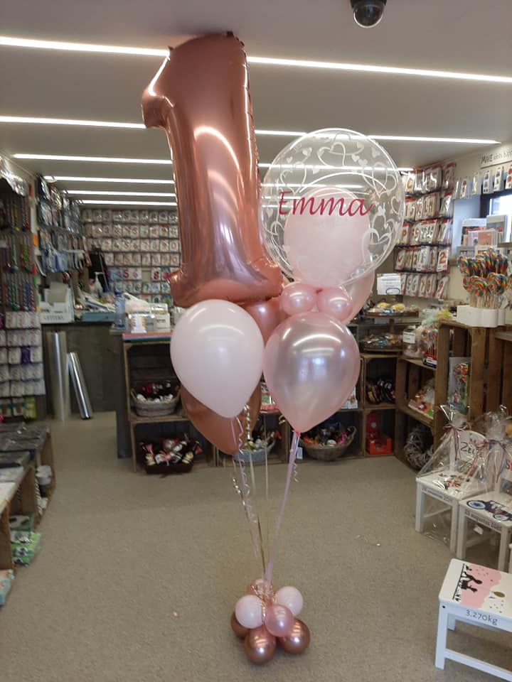 ballonboeket cijferballon en bubbel met naam + 4 heliumballonnen