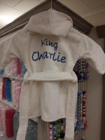 badjas 1-2 jaar geborduurd king charlie