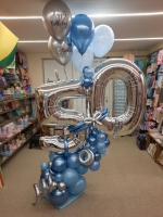 cijferstuk 50 zilver en blauw met 5 helium ballonnen