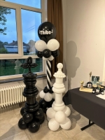 ballon pilaar met 2 schaakstukken