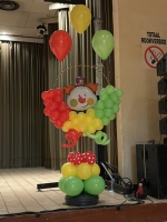 jonglerende clown met 3 helium ballonnen