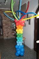 ballon pilloon met lange ballonnen in de regenboogkleuren