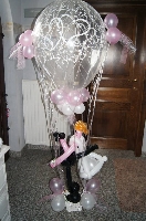 trouw luchtballon met bruidspaar